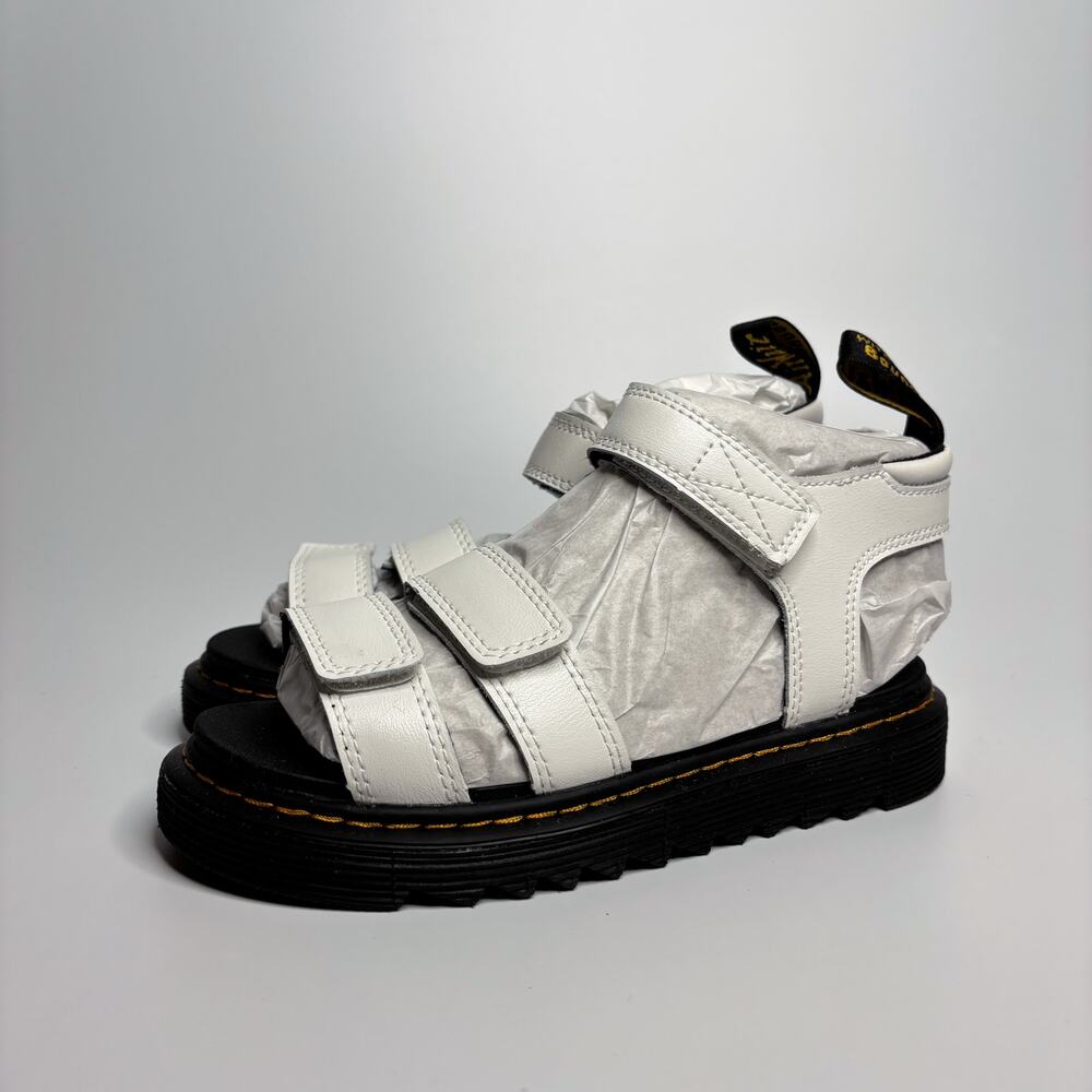 Dr. Martens Junior Klaire Leather Sandals in White T Lamper